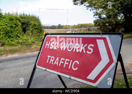 Un segno posto dirigere HS2 lavori e traffico vicino al villaggio del sud Heath nel Buckinghamshire dove la linea ad alta velocità passerà attraverso il Chiltern Hills. Crescono i timori la ferrovia non può essere costruito per la sua specifica corrente all'interno di ??55.7miliardi di bilancio. Foto Stock