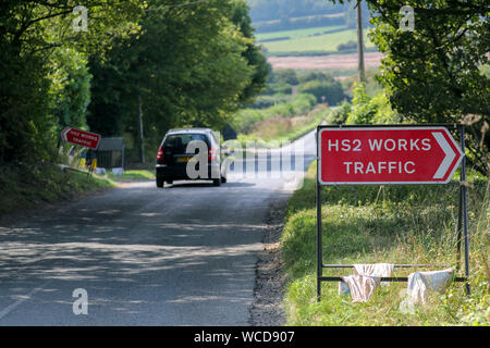 Un segno posto dirigere HS2 lavori e traffico vicino al villaggio del sud Heath nel Buckinghamshire dove la linea ad alta velocità passerà attraverso il Chiltern Hills. Crescono i timori la ferrovia non può essere costruito per la sua specifica corrente all'interno di ??55.7miliardi di bilancio Foto Stock