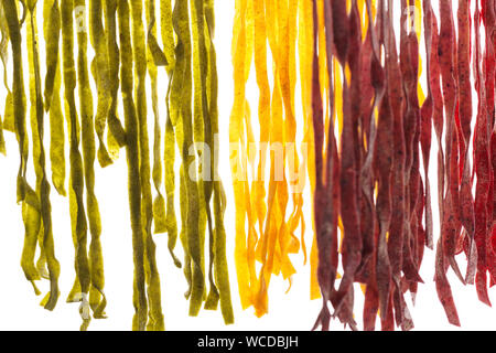 Vari tipi di prodotti freschi pasta fatta in casa. Pasta cruda processo di essiccazione. Isolato su sfondo bianco. Foto Stock