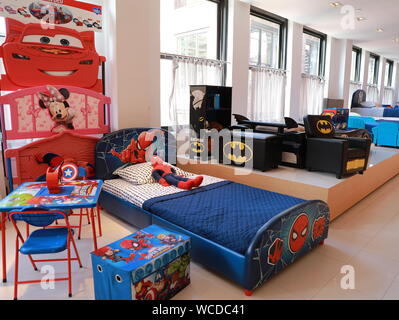 New York, Stati Uniti d'America. Il 22 agosto, 2019. Le culle sono visualizzati in uno showroom di Delta i bambini in New York, Stati Uniti, 22 Agosto, 2019. Credito: Zhang Mocheng/Xinhua/Alamy Live News Foto Stock