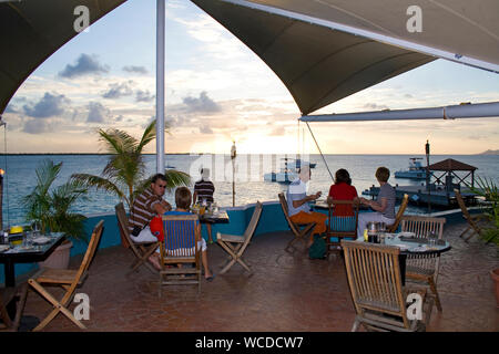 I turisti in un ristorante con vista sul mare, capitano Don's Habitat, famoso resort e Diving hotel, Kralendijk, Bonaire, Antille olandesi Foto Stock