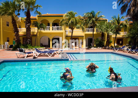 Scuba Diver, lezione di immersione in piscina, Buddy Dive Resort, Bonaire, Antille olandesi Foto Stock