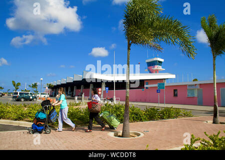 Viaggiatore a Flamingo aeroporto, Bonaire Aeroporto Internazionale, Kralendijk, Bonaire, Antille olandesi Foto Stock