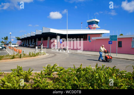 Viaggiatore a Flamingo aeroporto, Bonaire Aeroporto Internazionale, Kralendijk, Bonaire, Antille olandesi Foto Stock