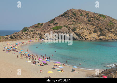 Spiaggia di sabbia sulla costa del mare. Cala Mesquida, Menorca, Spagna Foto Stock