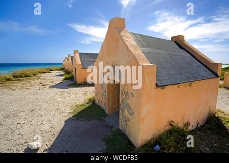 Rosso, Slave slave capanne in spiaggia, lavoro forzato, Bonaire, Antille olandesi Foto Stock