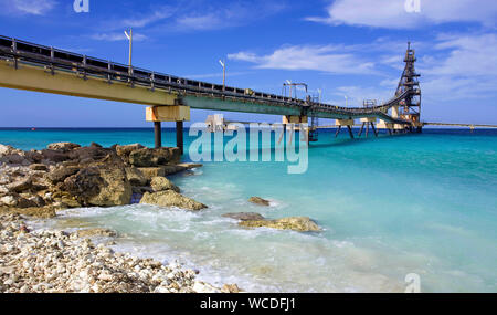 Il molo di sale di Cargill Companyat sale a sud, un punto di riferimento di Bonaire, Antille olandesi Foto Stock