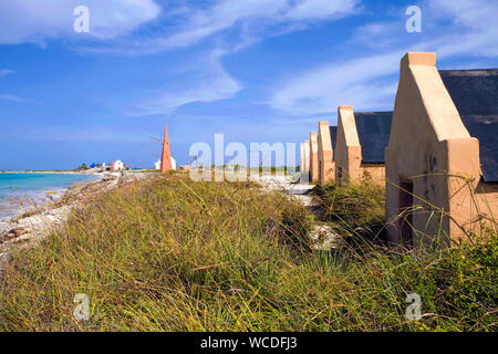 Rosso, Slave slave capanne in spiaggia, lavoro forzato, Bonaire, Antille olandesi Foto Stock