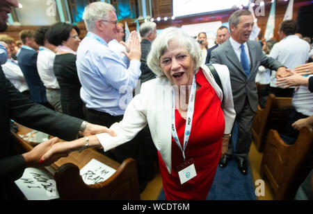 Ann Widdecombe lascia dopo aver parlato. Il Brexit partito tiene una conferenza a Londra per annunciare 635 potenziali candidati parlamentari. Foto Stock