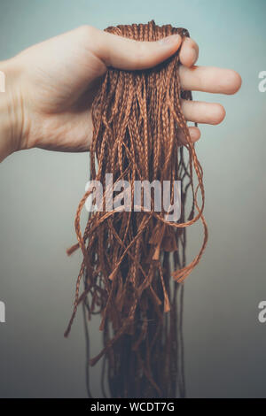 Capelli Sintetici materiali per tessitura, intrecciatura trecce africane zizi, Kanekalon, sottile finito di pig-tail Foto Stock