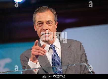 Brexit leader del partito, Nigel Farage, parla alla conferenza. Il Brexit partito tiene una conferenza a Londra per annunciare 635 potenziali c parlamentare Foto Stock