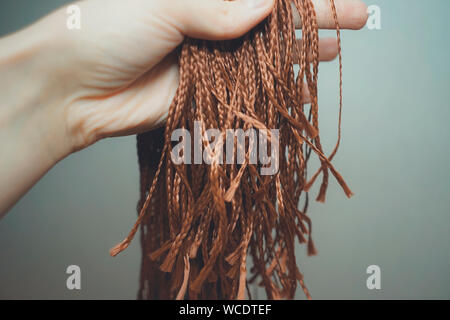 Capelli Sintetici materiali per tessitura, intrecciatura trecce africane zizi, Kanekalon, sottile finito di pig-tail Foto Stock