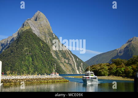 Scena idilliaca con barca a vela a Milford Sound a New Zelanda Foto Stock