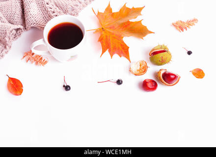 Autunno composizione fatta di autunno dry multi-foglie colorate, castagno, caffè o tè mug, notepad su sfondo bianco. Foto Stock