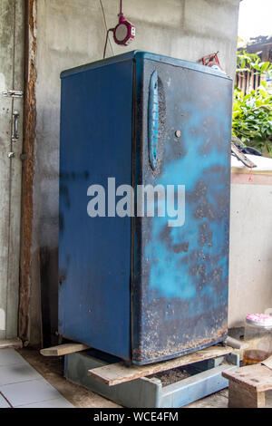 Il vecchio frigorifero sul cortile di casa in Thailandia. Cucina all'aperto in una casa in paese. Foto Stock