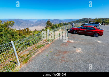 Si affacciano su di Woko National Park, Monkeycot Riserva Naturale e il giro Valle da Carson Pioneer Lookout, Mare di eseguire, NSW, Australia. Foto Stock