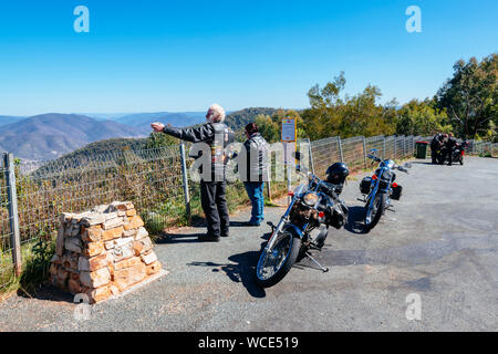 Si affacciano su di Woko National Park, Monkeycot Riserva Naturale e il giro Valle da Carson Pioneer Lookout, Mare di eseguire, NSW, Australia. Foto Stock