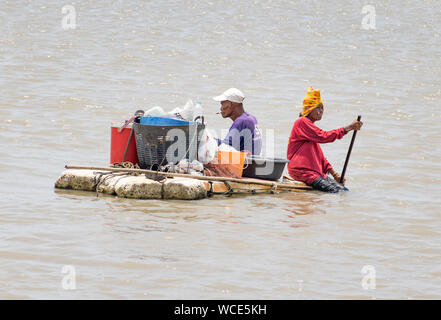 SAMUT PRAKAN, Thailandia, Apr 05 2019, la gente su una zattera di semplice raccogliere conchiglie nel fiume Chao Phraya. Foto Stock