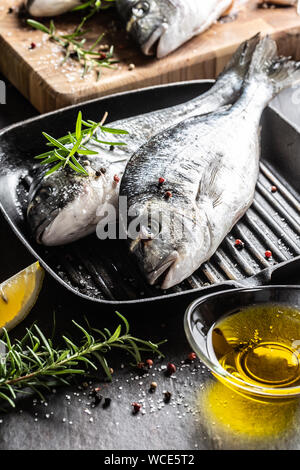 Pesce del Mediterraneo pagello con spezie sale erbe aglio e limone. Pesce sano. Concetto di sano cibo del mare Foto Stock