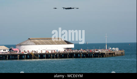 La Battaglia di Bretagna memoriale fly volo vicino a Clacton-on-Sea pier all inizio della loro visualizzazione alla Airshow 2019. Foto Stock