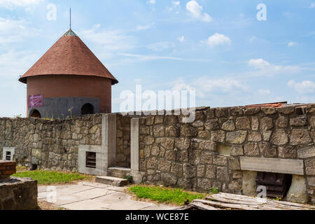 Il bastione Dobó (Dobó bástya) con i resti delle antiche mura del castello di Eger, Ungheria Foto Stock