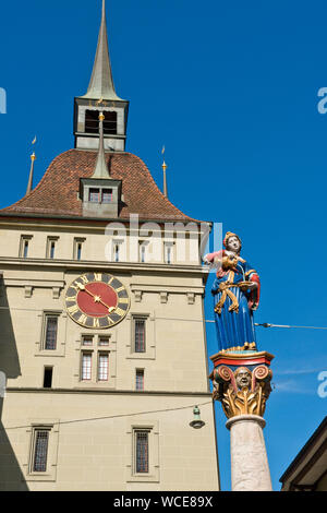 Käfigturm torre medievale e un orologio e una fontana con la statua di Anna-Seiler-Brunnen (Anna venditore). Città vecchia di Berna, Svizzera Foto Stock