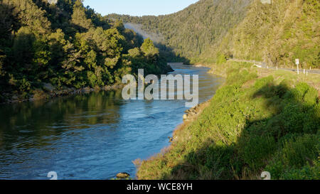 Buller fiume che scorre in direzione ovest verso Westport, nel Buller gorge, Nuova Zelanda. Foto Stock