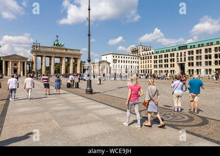 I turisti sulla Pariser Platz davanti alla Porta di Brandeburgo a Berlino, Germania Foto Stock