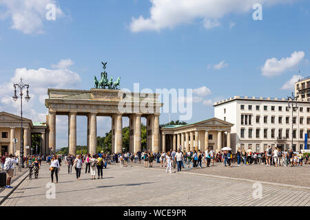 I turisti sulla Pariser Platz davanti alla Porta di Brandeburgo a Berlino, Germania Foto Stock