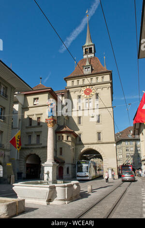 Käfigturm torre medievale e un orologio e foubtain con statua di Anna-Seiler-Brunnen (Anna venditore). Città vecchia di Berna, Svizzera Foto Stock