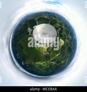 Pingtang. Il 27 agosto, 2019. Foto aeree prese su agosto 27, 2019 mostra la Cina del cinque-cento metri di apertura sferica telescopio radio (veloce) nel sud-ovest della Cina di Guizhou. La Cina è veloce, il più grande del mondo di un piatto unico radio telescopio sarà salutare il terzo anniversario della operazione che ha avuto inizio nel settembre 2016. Credito: Ou Dongqu/Xinhua/Alamy Live News Foto Stock