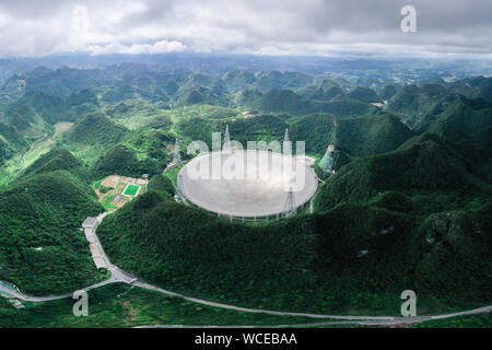 Pingtang. Il 27 agosto, 2019. Foto aeree prese su agosto 27, 2019 mostra la Cina del cinque-cento metri di apertura sferica telescopio radio (veloce) nel sud-ovest della Cina di Guizhou. La Cina è veloce, il più grande del mondo di un piatto unico radio telescopio sarà salutare il terzo anniversario della operazione che ha avuto inizio nel settembre 2016. Credito: Ou Dongqu/Xinhua/Alamy Live News Foto Stock