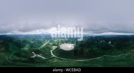 Pingtang. Il 27 agosto, 2019. Foto aeree prese su agosto 27, 2019 mostra la Cina del cinque-cento metri di apertura sferica telescopio radio (veloce) nel sud-ovest della Cina di Guizhou. La Cina è veloce, il più grande del mondo di un piatto unico radio telescopio sarà salutare il terzo anniversario della operazione che ha avuto inizio nel settembre 2016. Credito: Ou Dongqu/Xinhua/Alamy Live News Foto Stock