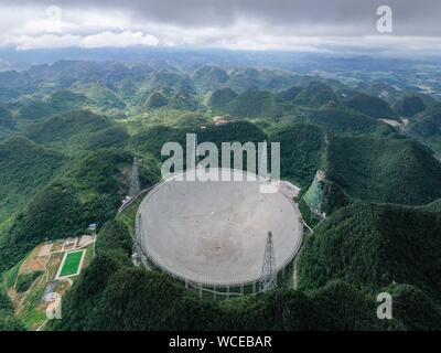 Pingtang. Il 27 agosto, 2019. Foto aeree prese su agosto 27, 2019 mostra la Cina del cinque-cento metri di apertura sferica telescopio radio (veloce) nel sud-ovest della Cina di Guizhou. La Cina è veloce, il più grande del mondo di un piatto unico radio telescopio sarà salutare il terzo anniversario della operazione che ha avuto inizio nel settembre 2016. Credito: Ou Dongqu/Xinhua/Alamy Live News Foto Stock