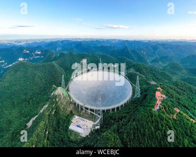 Pingtang. Il 27 agosto, 2019. Foto aeree prese su agosto 27, 2019 mostra la Cina del cinque-cento metri di apertura sferica telescopio radio (veloce) nel sud-ovest della Cina di Guizhou. La Cina è veloce, il più grande del mondo di un piatto unico radio telescopio sarà salutare il terzo anniversario della operazione che ha avuto inizio nel settembre 2016. Credito: Ou Dongqu/Xinhua/Alamy Live News Foto Stock