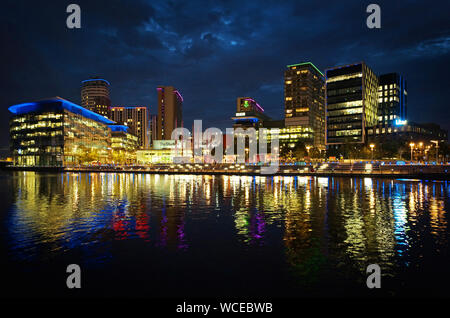 Le immagini mostra Media City a Salford, costruito sul sito del vecchio dock di Manchester a Salford Quays, sul Manchester Ship Canal. Foto Stock