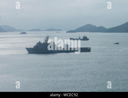 MARAMBAIA, Brasile (agosto 26, 2016) - USS Carter Hall (LSD 50) e al Bahia San Blas (B-4) ancorare durante una prova per un atterraggio anfibio a sostegno della UNITAS LX, 26 agosto 2019. UNITAS, latino che sta per "unità", è stato concepito nel 1959, eseguita per la prima volta nel 1960 ed è stato organizzato ogni anno dal. (U.S. Foto di Marina di Massa lo specialista di comunicazione di terza classe Ian Parham) Foto Stock