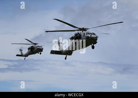 Stati Uniti Marines con 3° Battaglione di ricognizione, terza divisione Marine e marinai con esplosivo ordinanza Smaltimento unità mobile 5, ride su 2 MH-60S Seahawk elicotteri durante l'esercizio HYDRACRAB in Santa Rita, Guam, 20 Agosto, 2019. HYDRACRAB è un esercizio multilaterali condotti dalla U.S. Marines e marinai con servizio militare membri provenienti da Australia, Canada e Nuova Zelanda. Lo scopo di questa esercitazione è quello di preparare i partecipanti l'eliminazione degli ordigni esplosivi le forze per operare come un sistema integrato, capace e efficace allied force pronto a funzionare in un mutevole e complesso ambiente marittimo Foto Stock