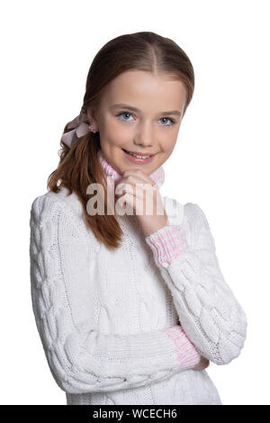 Ritratto di sorridente bambina indossa un maglione pesante isolati su sfondo bianco Foto Stock