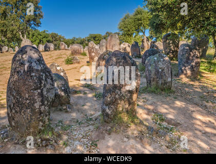 Cromeleque dos Almendres, Almendres Cromlech, cerchio di pietra, monumento megalitico costruito da 6 a 7000 anni fa, vicino a Evora, Alentejo Central, Portogallo Foto Stock