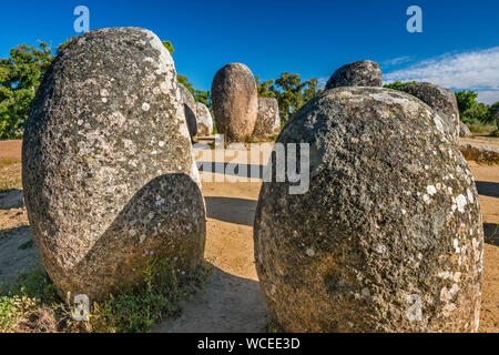 Cromeleque dos Almendres, Almendres Cromlech, cerchio di pietra, monumento megalitico costruito da 6 a 7000 anni fa, vicino a Evora, Alentejo Central, Portogallo Foto Stock