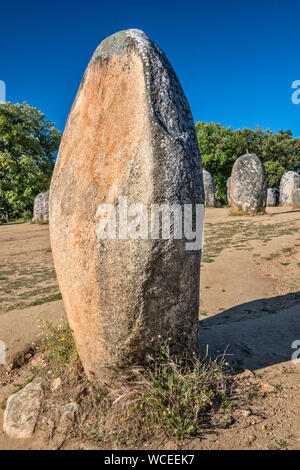 Cromeleque dos Almendres, Almendres Cromlech, cerchio di pietra, monumento megalitico costruito da 6 a 7000 anni fa, vicino a Evora, Alentejo Central, Portogallo Foto Stock