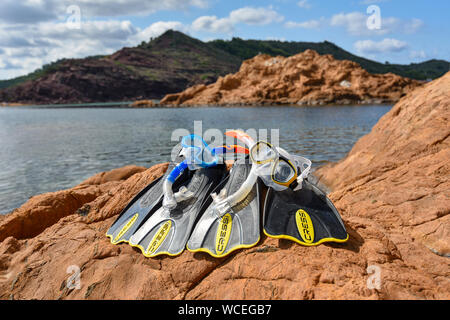 MENORCA, Spagna - 25 settembre 2017: attrezzatura snorkeling di CRESSI marca sul rosso ocra rocce della spiaggia 'Cala Pregonda' in Menorca. Foto Stock