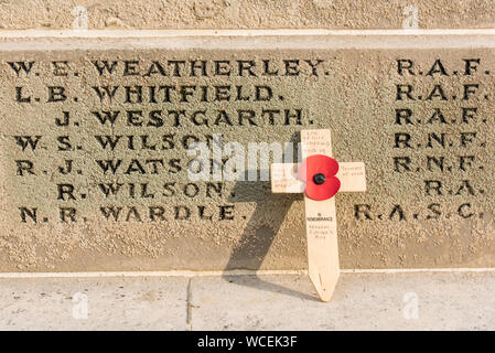 Seconda Guerra Mondiale Memorial in Hexham, Northumberland, con un papavero rosso su una croce di legno ricordando la perdita di un ragazzo locale sull'Oceano Indiano. Foto Stock