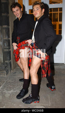 Nella foto di oggi ( Martedì 12/3/02 ) sono Daniel McPherson, stella di sapone australiano vicini e Jonathan documento Wilkes come lasciano Robbie Williams' s Edimburgo Appartamento indossano kilts per la prima notte di Godspell al Festival delle città teatro in cui essi star. Foto Stock