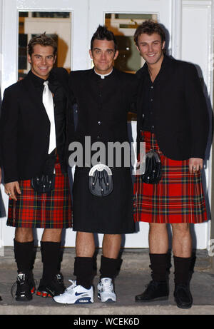 Il cantante Robbie Williams nella foto di oggi ( Martedì 12/3/02 ) con i suoi pals Jonathan documento Wilkes e Daniel McPherson, stella di sapone australiano vicini come essi lasciare il suo appartamento di Edimburgo che indossano kilts per la prima notte di Godspell al Festival delle città teatro in cui la sua stella di pals. Foto Stock