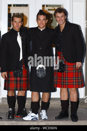 Il cantante Robbie Williams nella foto di oggi ( Martedì 12/3/02 ) con i suoi pals Jonathan documento Wilkes e Daniel McPherson, stella di sapone australiano vicini come essi lasciare il suo appartamento di Edimburgo che indossano kilts per la prima notte di Godspell al Festival delle città teatro in cui la sua stella di pals. Foto Stock