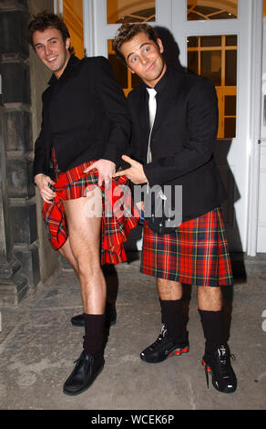 Nella foto di oggi ( Martedì 12/3/02 ) sono Daniel McPherson, stella di sapone australiano vicini e Jonathan documento Wilkes come lasciano Robbie Williams' s Edimburgo Appartamento indossano kilts per la prima notte di Godspell al Festival delle città teatro in cui essi star. Foto Stock