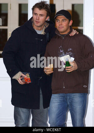 Nella foto di oggi ( Martedì 12/3/02 ) sono vicini star Daniel McPherson e Jonathan documento Wilkes al di fuori di Robbie Williams di Edimburgo appartamento. Foto Stock