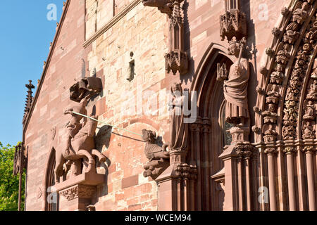 George e la statua del drago di sculture sulla parete principale della Basler Munster (cattedrale). Basel, Svizzera Foto Stock